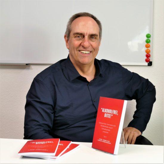 Karl Homilius mit Buch